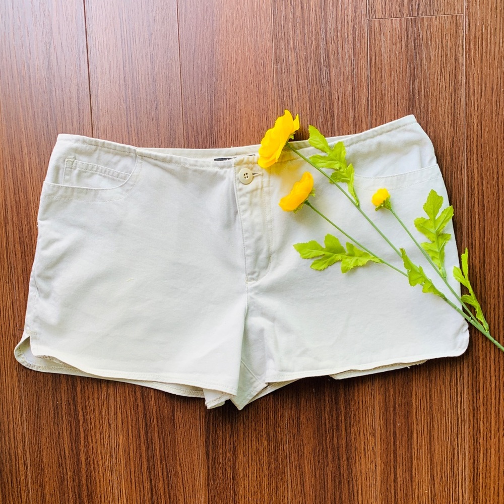 Khaki shorts- low rise - Picture 3 of 4